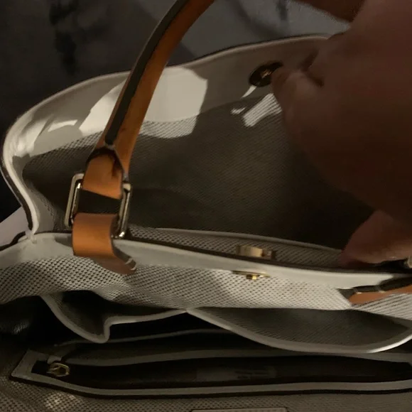 White Dooney and Bourke satchel purse. - Picture 6 of 9